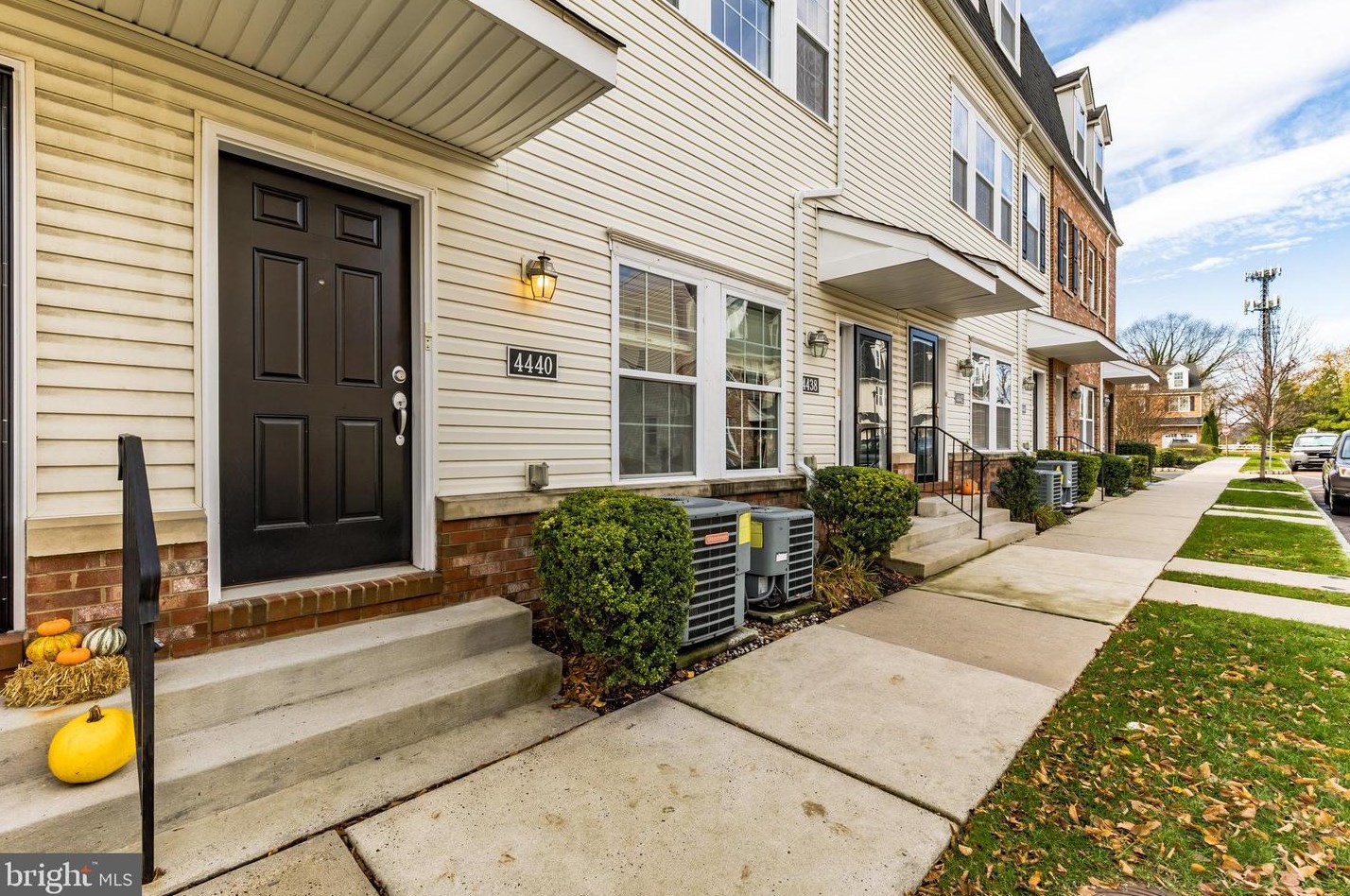 4440 Driftwood Dr, Philadelphia, PA 19129-1783