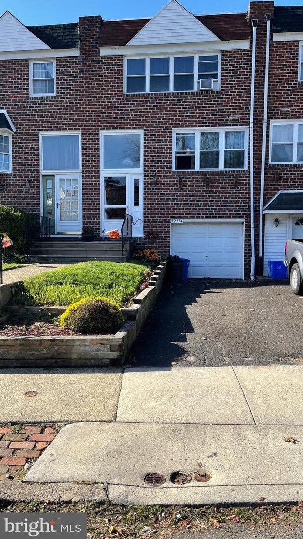 12114 Sweet Briar Rd, Philadelphia, PA 19154-1714