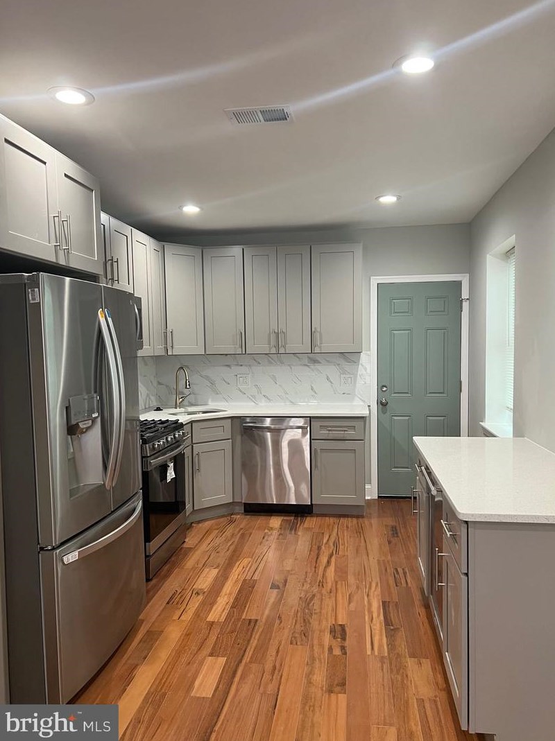 2310 Mountain St, Philadelphia, PA 19145-1325