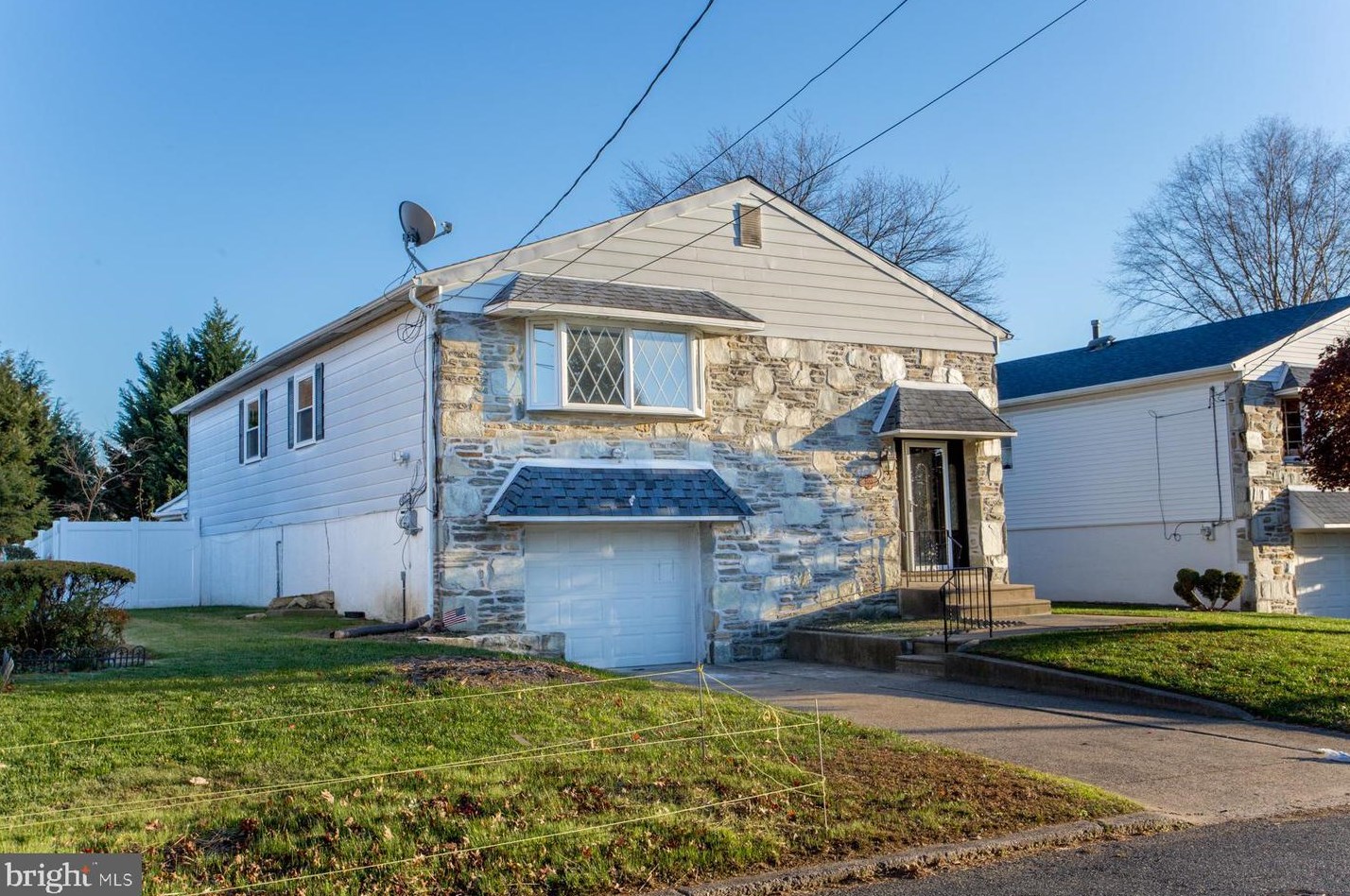 9653 Chapelcroft St, Philadelphia, PA 19115-3333