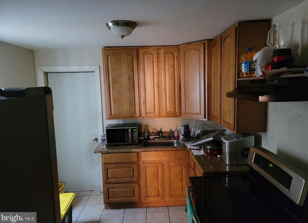 857 Hilton St, Philadelphia, PA 19134-1915