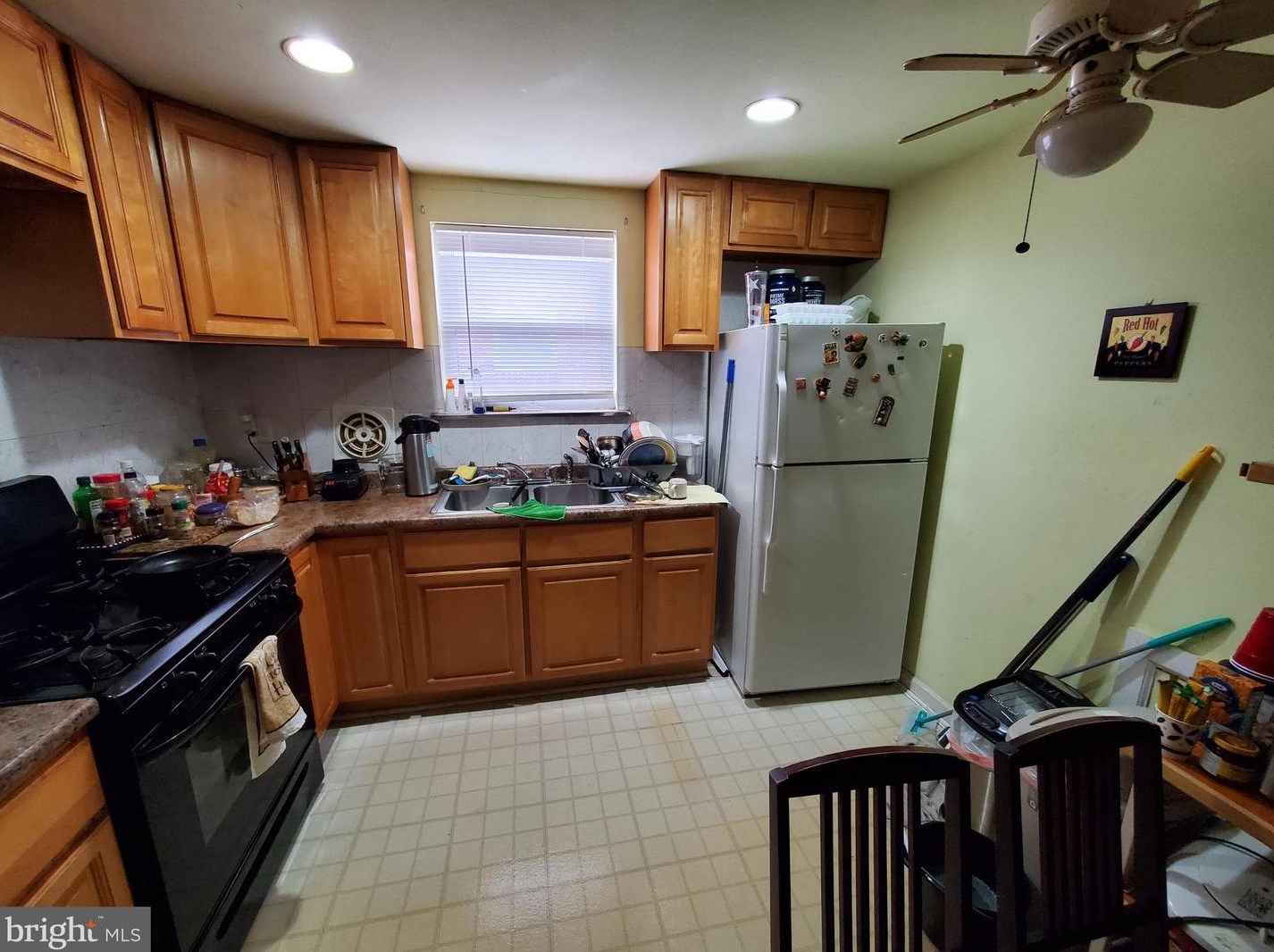 2325 Hoffnagle St, Philadelphia PA 19152-2513 exterior