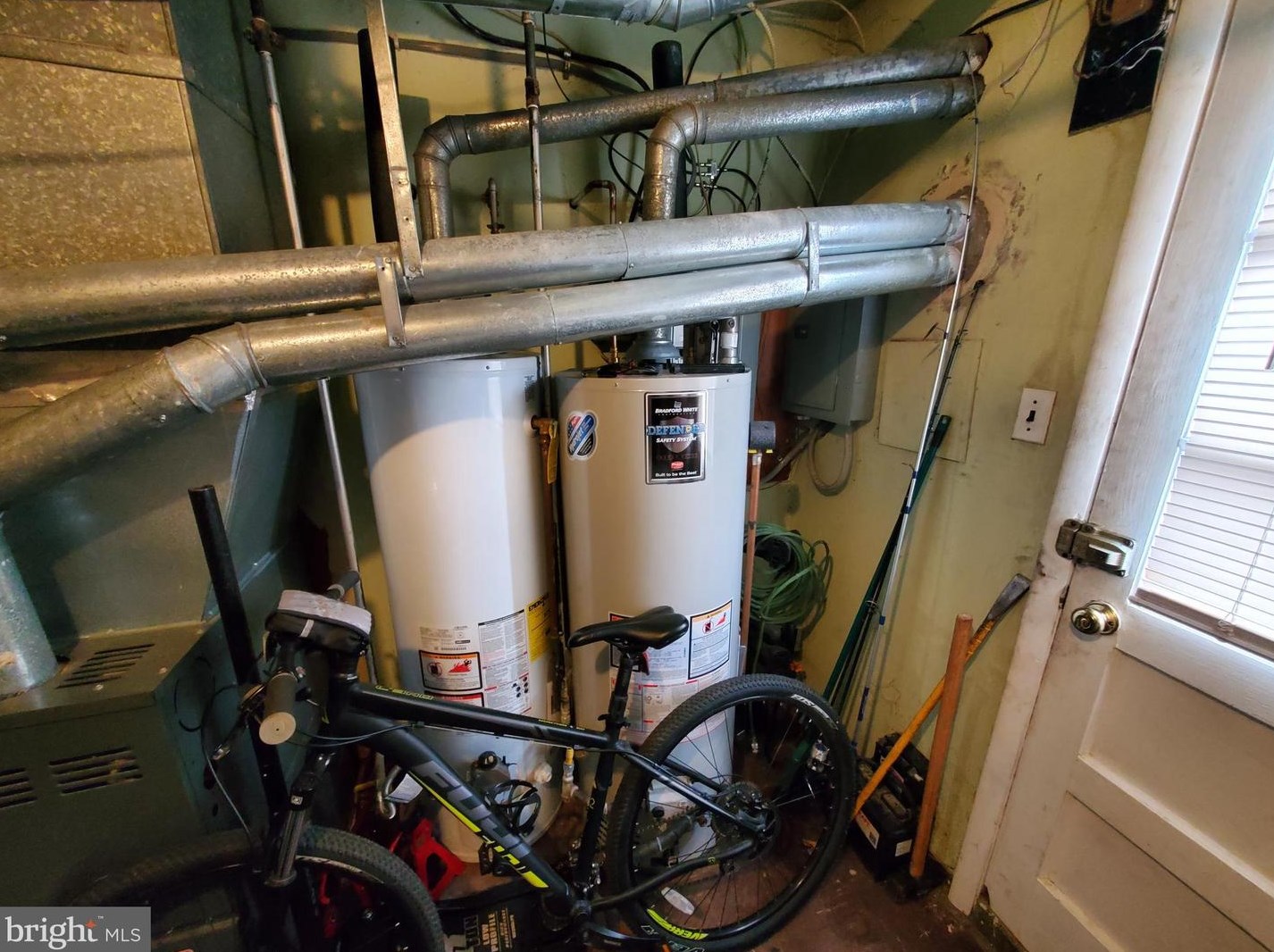 2325 Hoffnagle St, Philadelphia PA 19152-2513 exterior