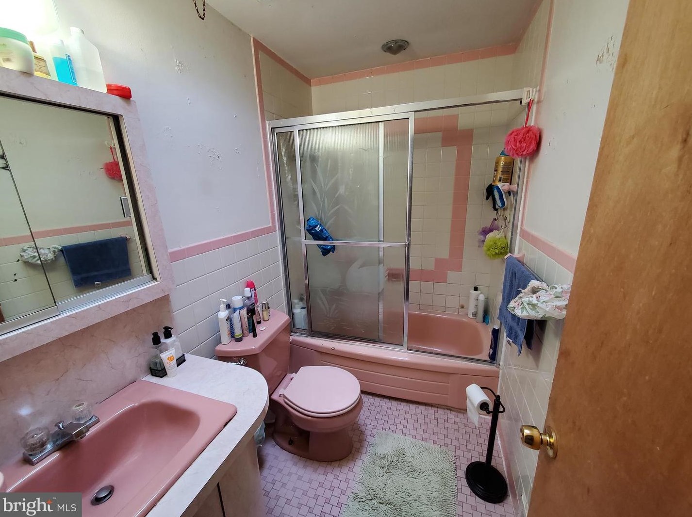 2325 Hoffnagle St, Philadelphia PA 19152-2513 exterior