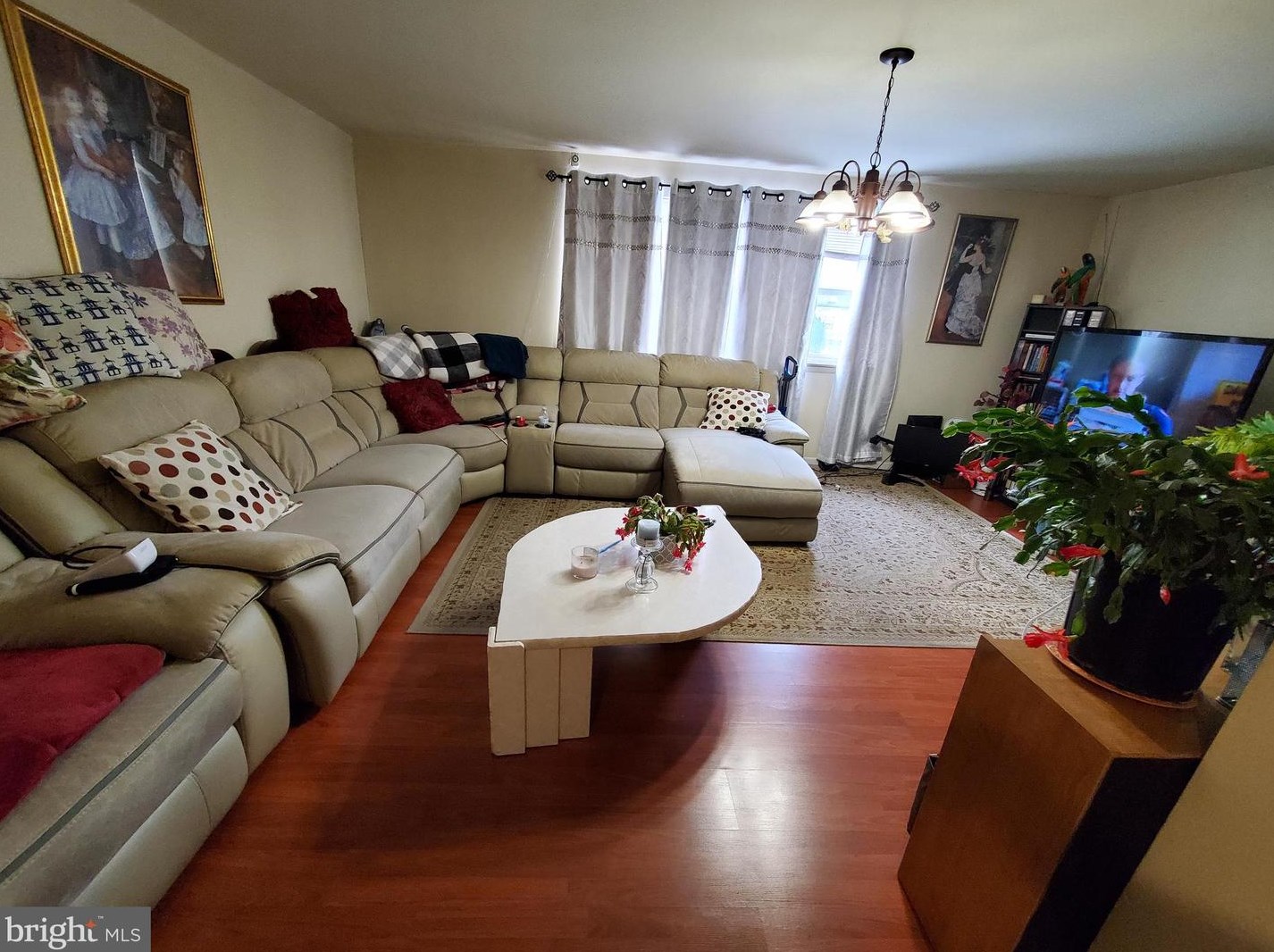 2325 Hoffnagle St, Philadelphia PA 19152-2513 exterior