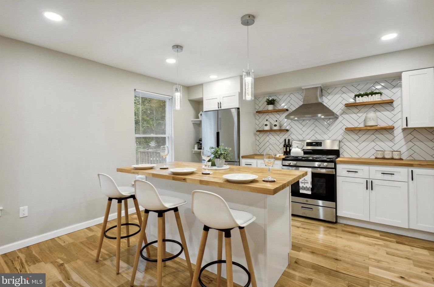 7709 Delphi Pl, Philadelphia PA  19153-1737 exterior