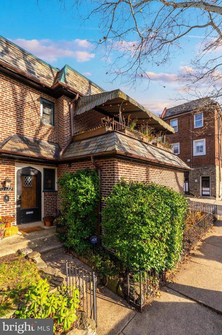 3472 Penn St, Philadelphia, PA 19129-1439