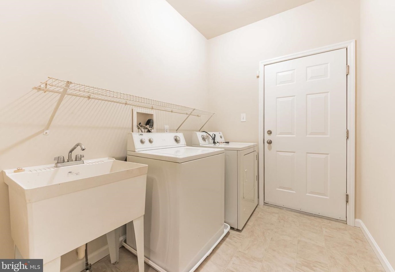 15046 Sunflower Dr, Philadelphia PA 19116-1310 exterior