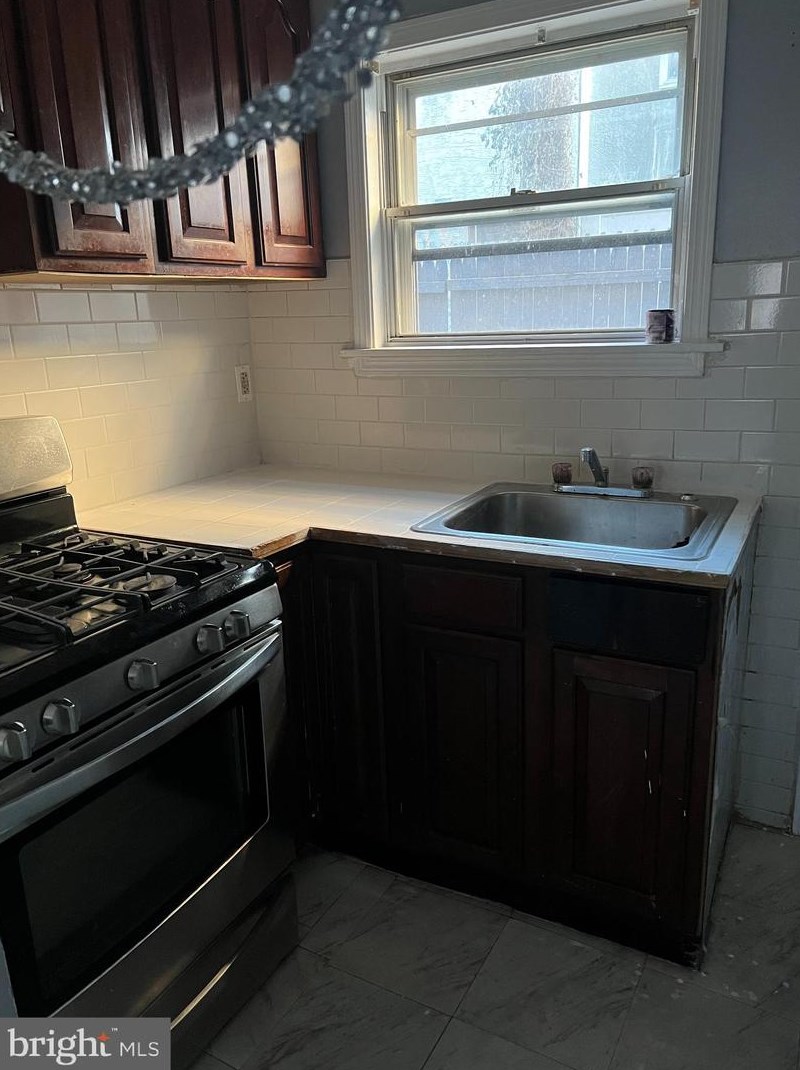 2241 Waterloo St, Philadelphia PA  19133-3743 exterior