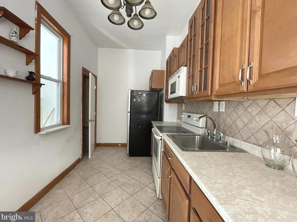 2420 Duncan St, Philadelphia PA 19124-4112 exterior