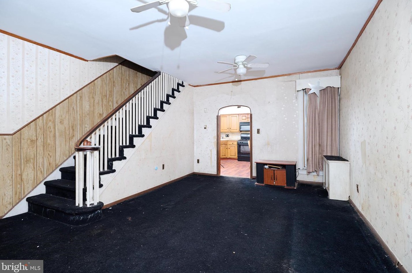 2702 Tasker St, Philadelphia, PA 19145-1242