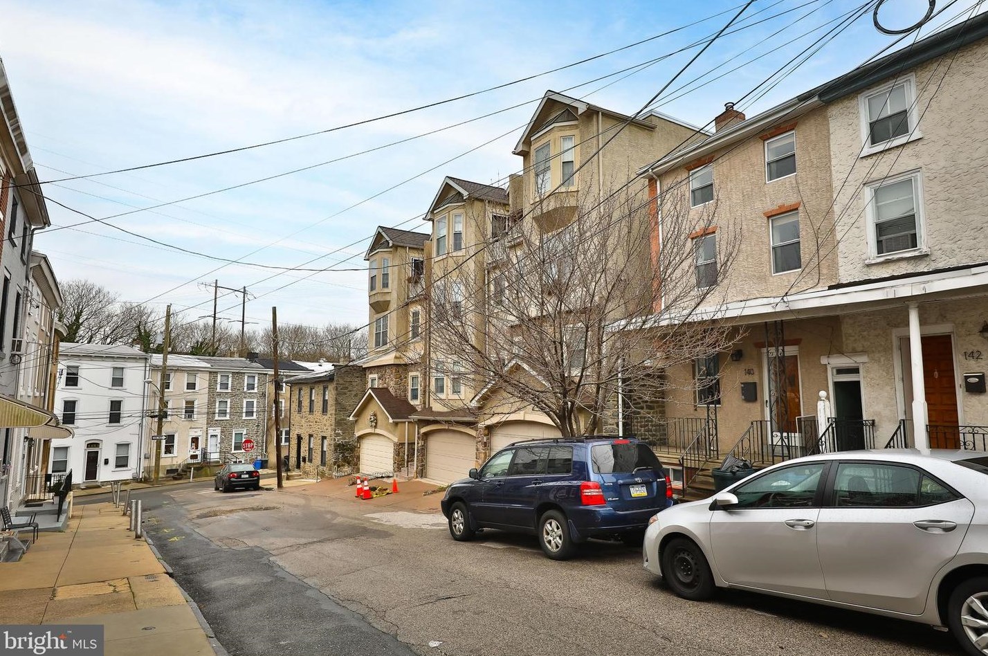 140 Carson St, Philadelphia PA  19127-1303 exterior