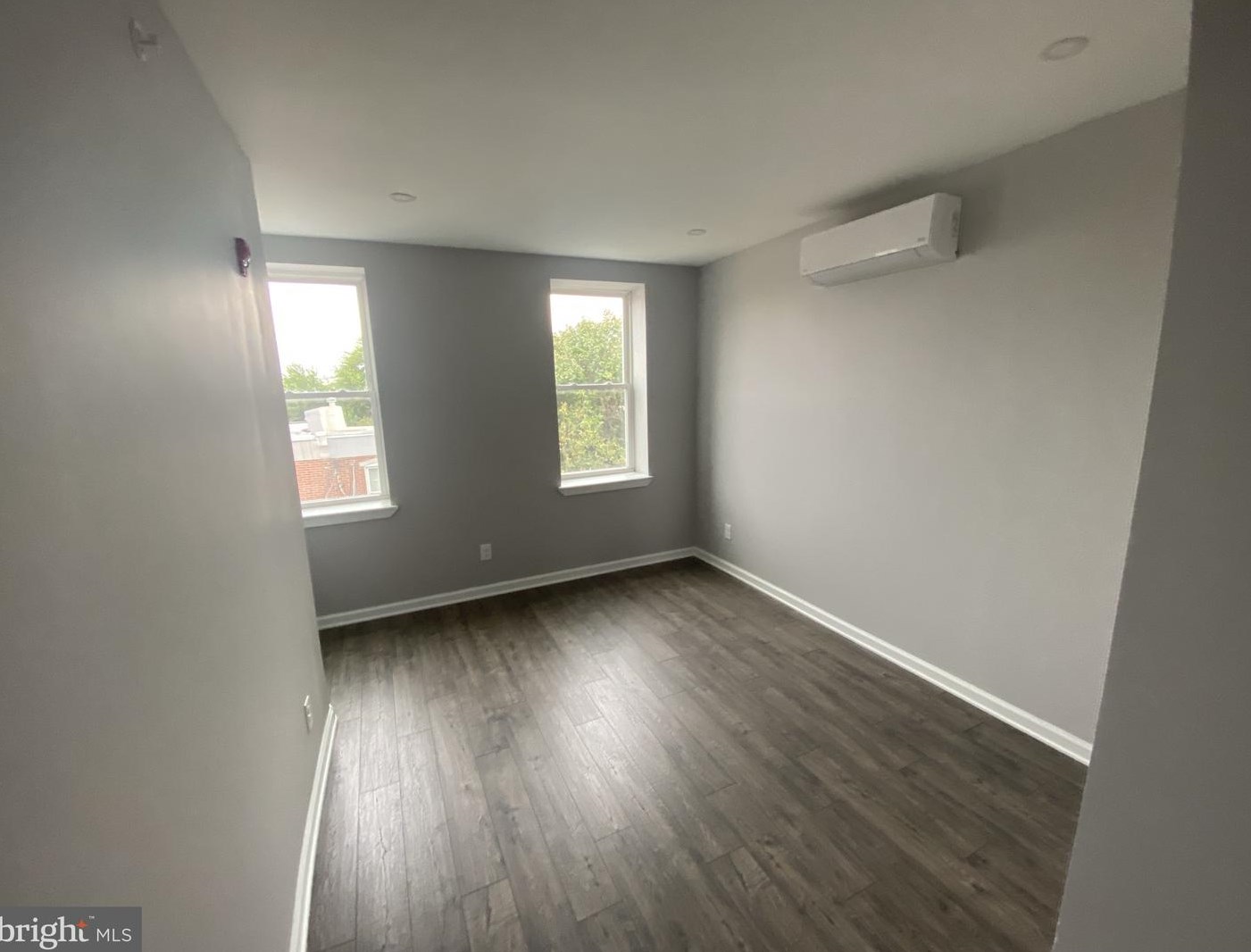 1122 Gerritt St #3rd Floor, Philadelphia, PA 19147