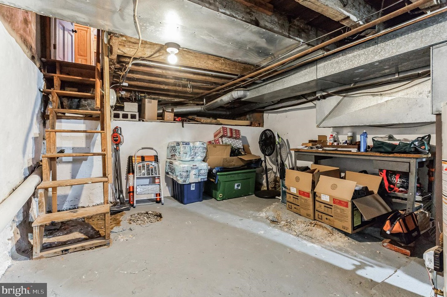 2425 Meredith St, Philadelphia PA  19130-2521 exterior