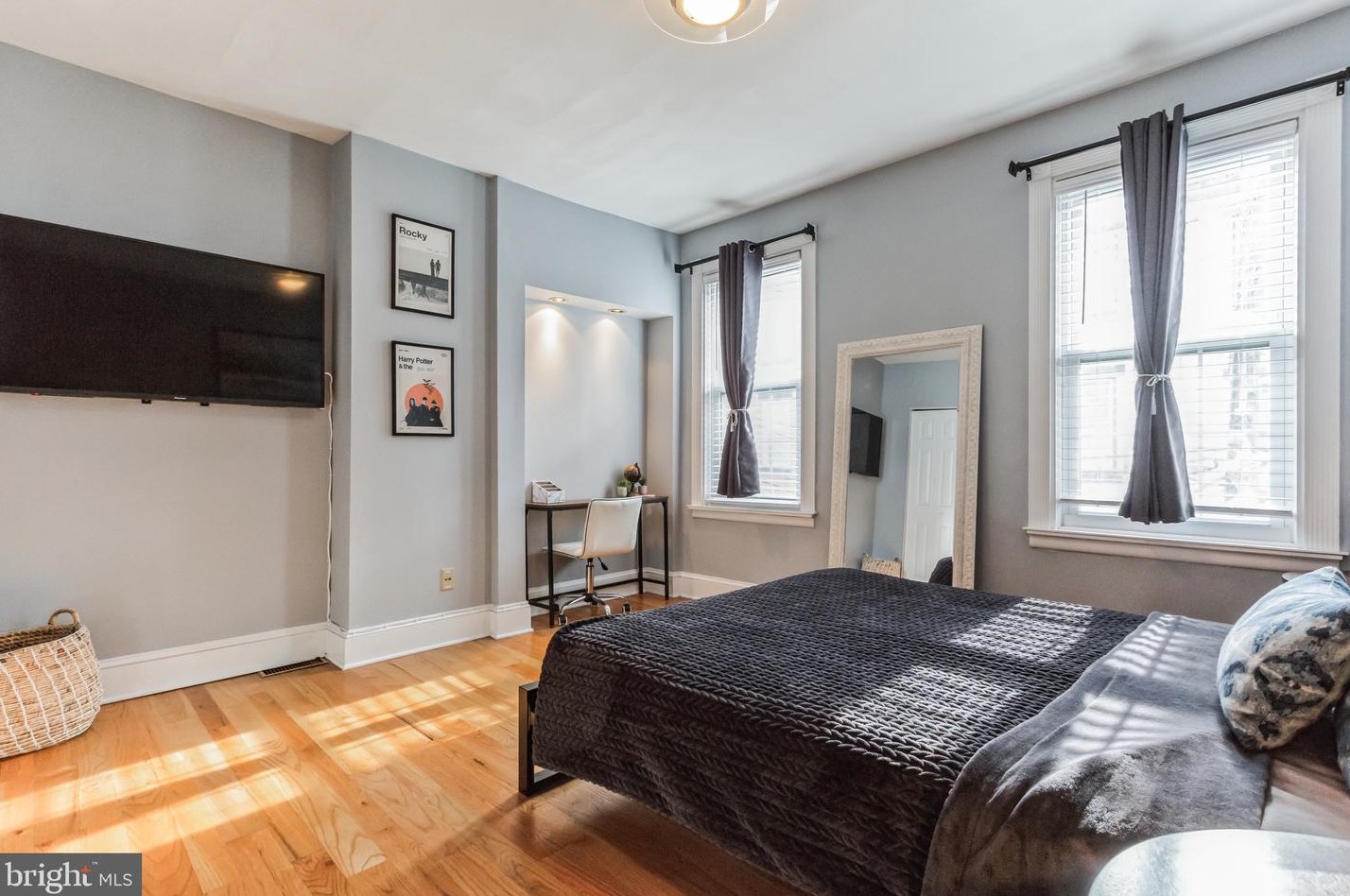 2425 Meredith St, Philadelphia PA  19130-2521 exterior