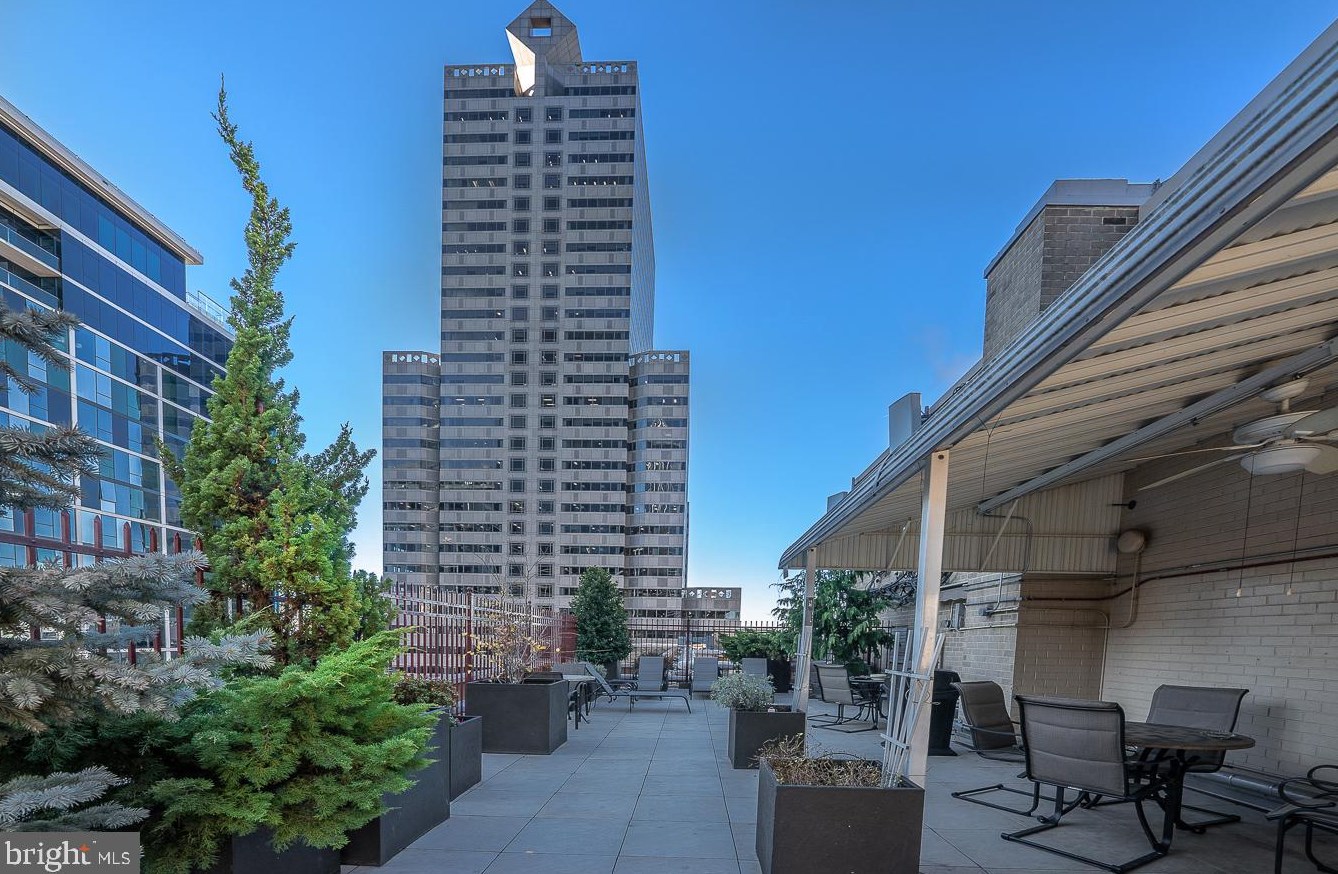 1900 John F Kennedy Blvd, Philadelphia PA  19103-1126 exterior