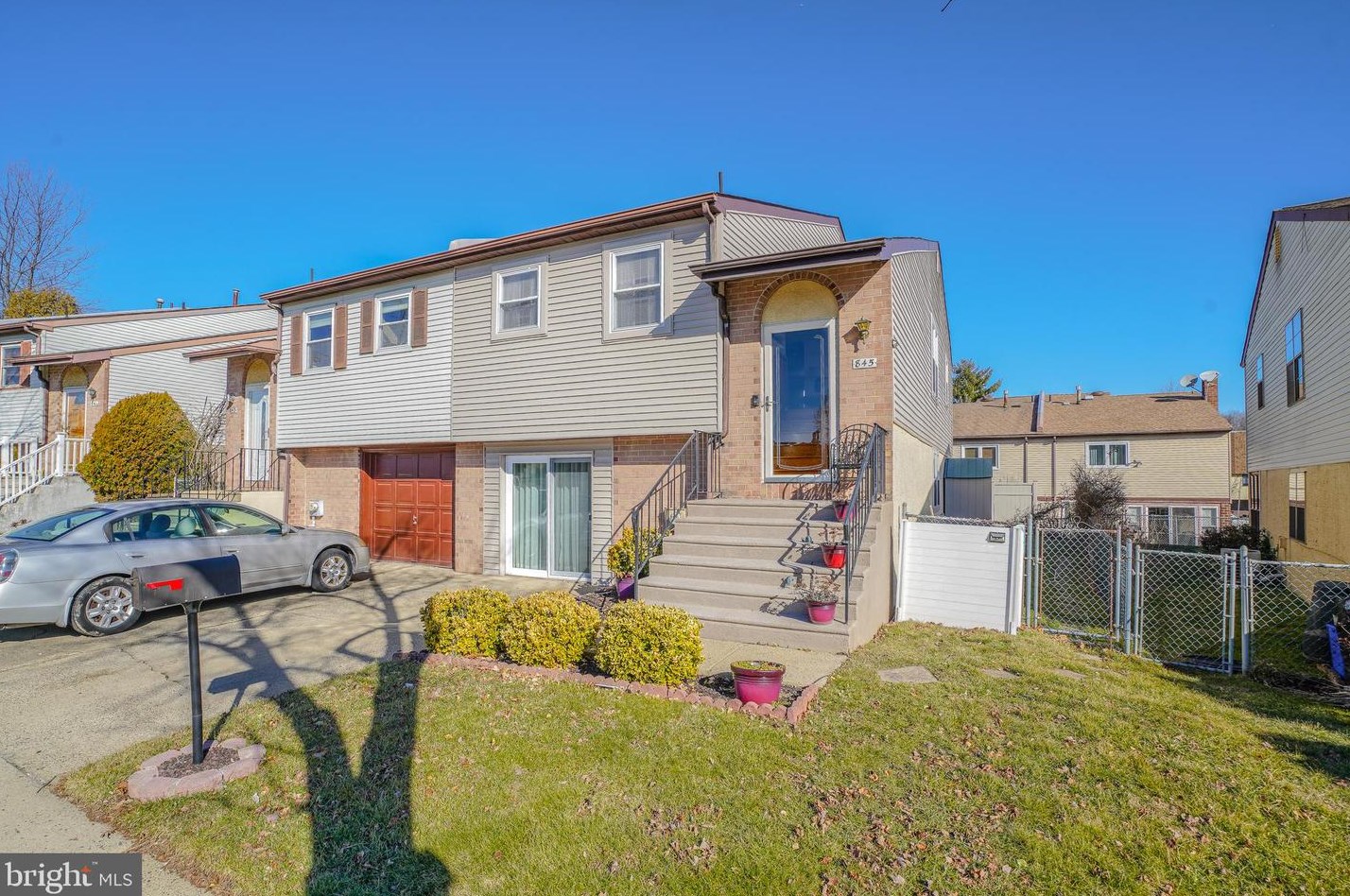 845 Barlow St, Philadelphia, PA 19116-2533