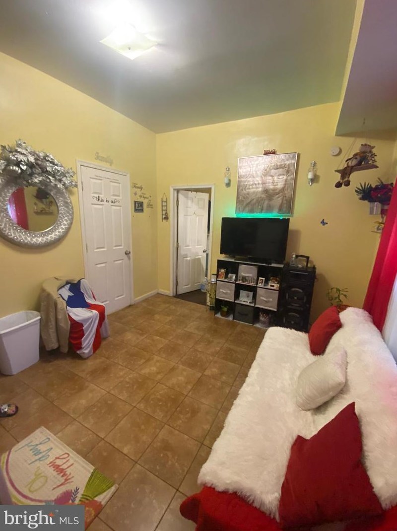 1747 Ontario St, Philadelphia, PA 19140-4942