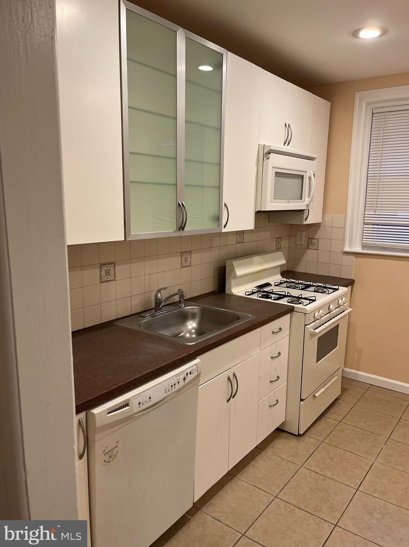 2927 Hale St, Philadelphia, PA 19149-3006