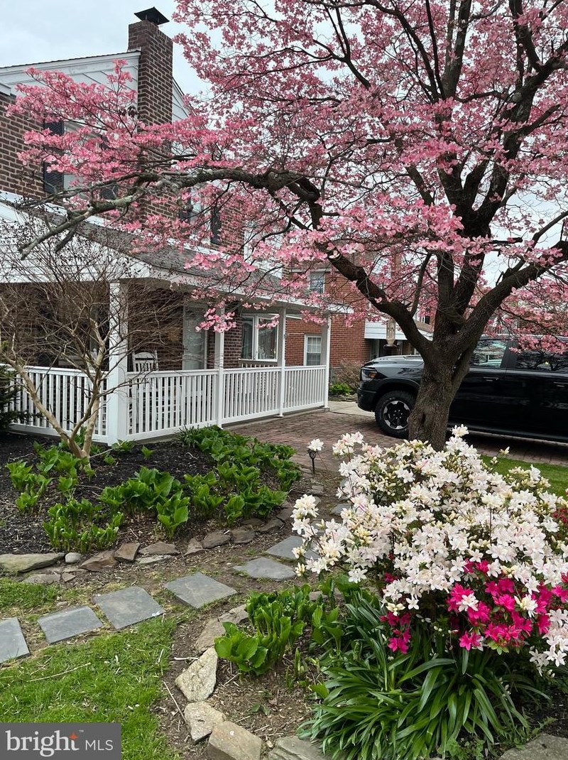 7715 Lawnton St, Philadelphia, PA 19128-3105