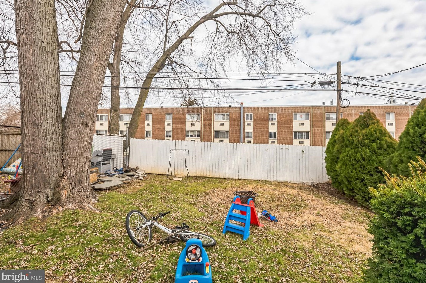 4219 Whiting Rd, Philadelphia PA  19154-2808 exterior