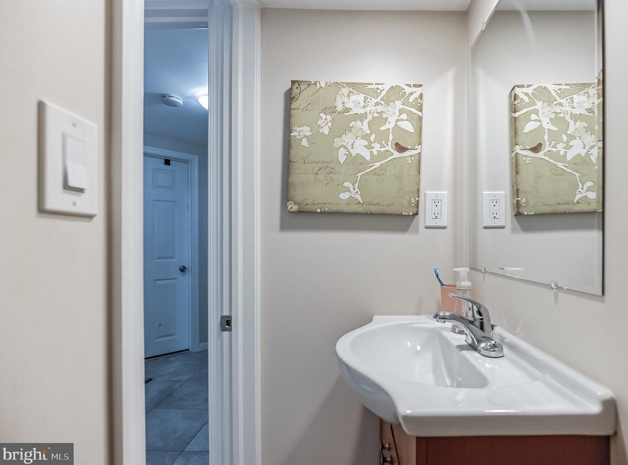 4219 Whiting Rd, Philadelphia PA  19154-2808 exterior