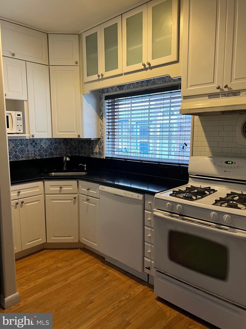 742 Mildred St, Philadelphia PA  19147-2810 exterior