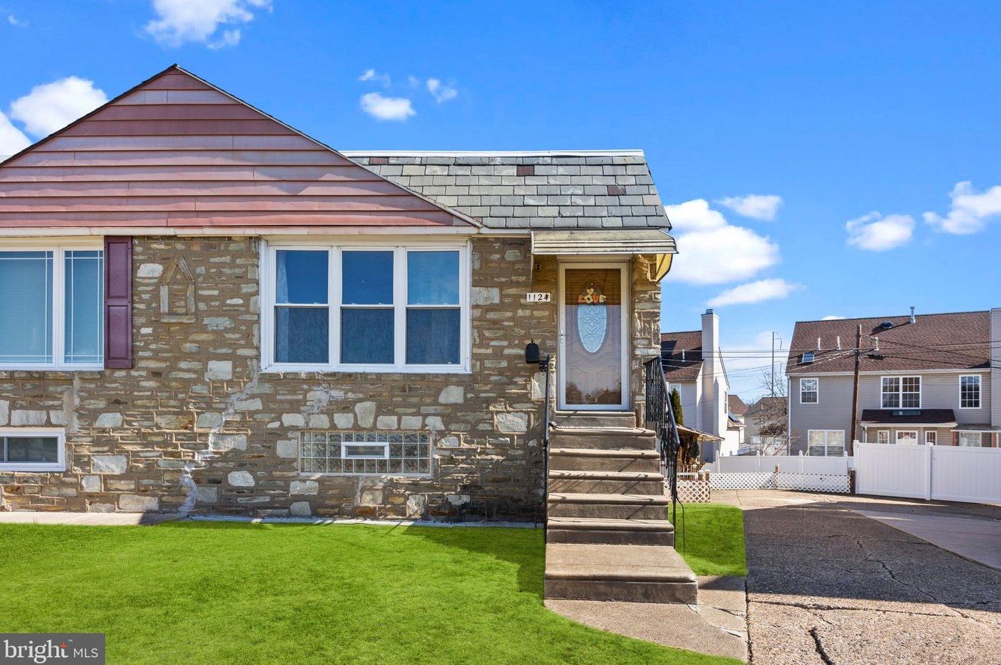 1124 Griffith St, Philadelphia, PA 19111-2634