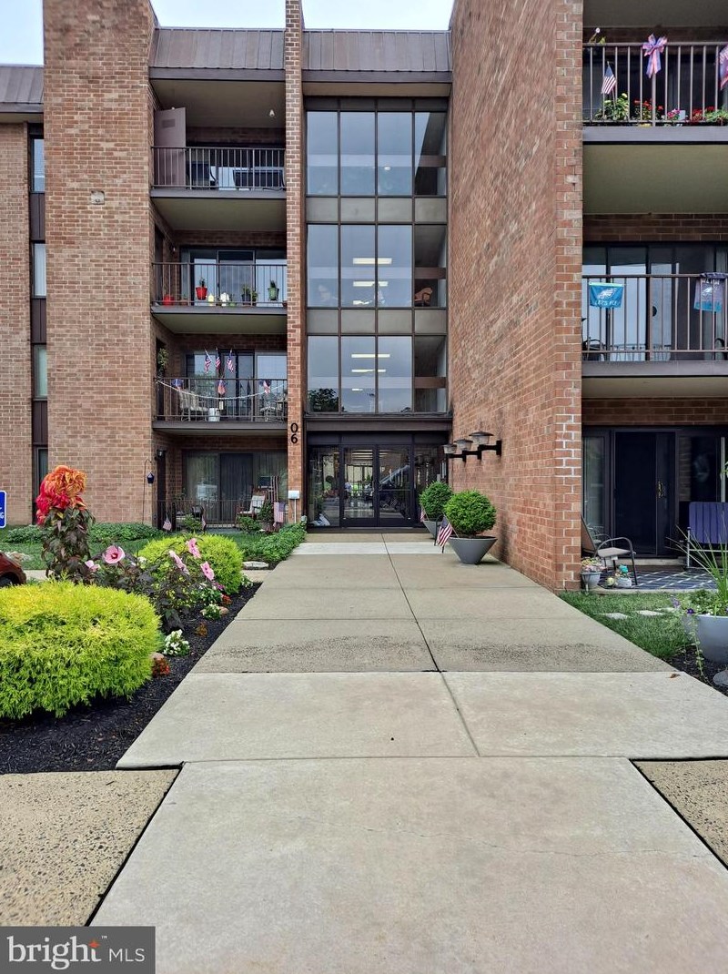 6406 Delaire Landing Rd, Philadelphia, PA 19114-5114