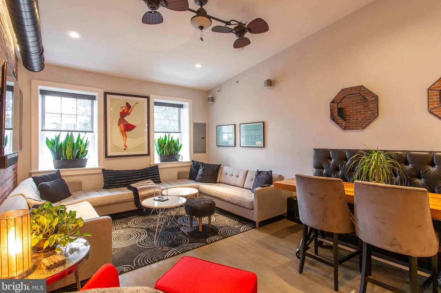 216 Market St #4, Philadelphia, PA 19106