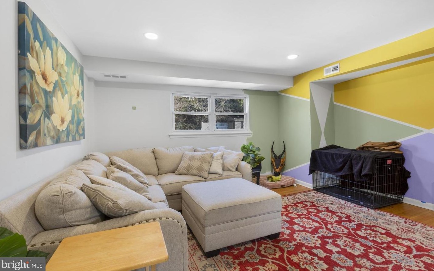 7273 Valley Ave, Philadelphia PA  19128-3224 exterior