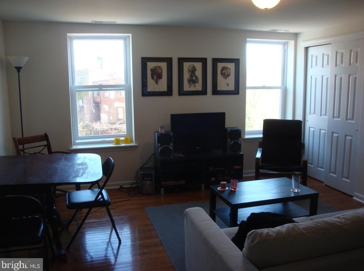 1526 Brown St, Philadelphia, PA 19130-2906