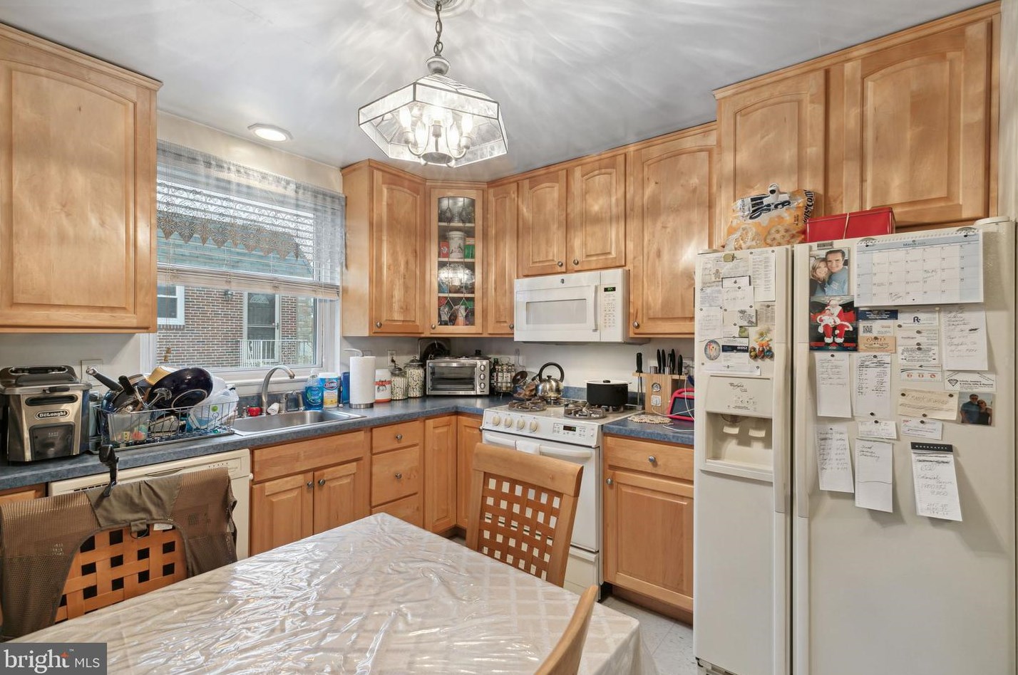 8229 Narvon St, Philadelphia, PA 19136-1908