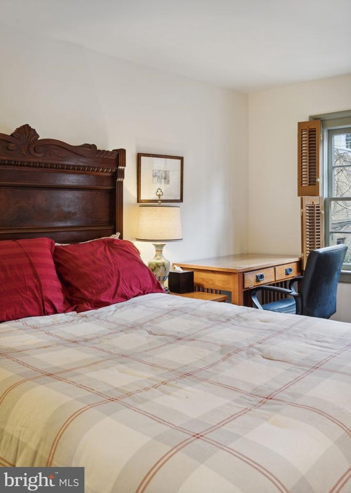 322 Fawn St, Philadelphia PA  19107-5913 exterior