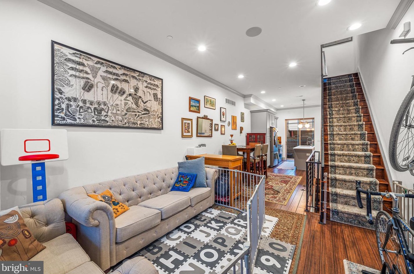 1341 N Myrtlewood St, Philadelphia, PA 19146