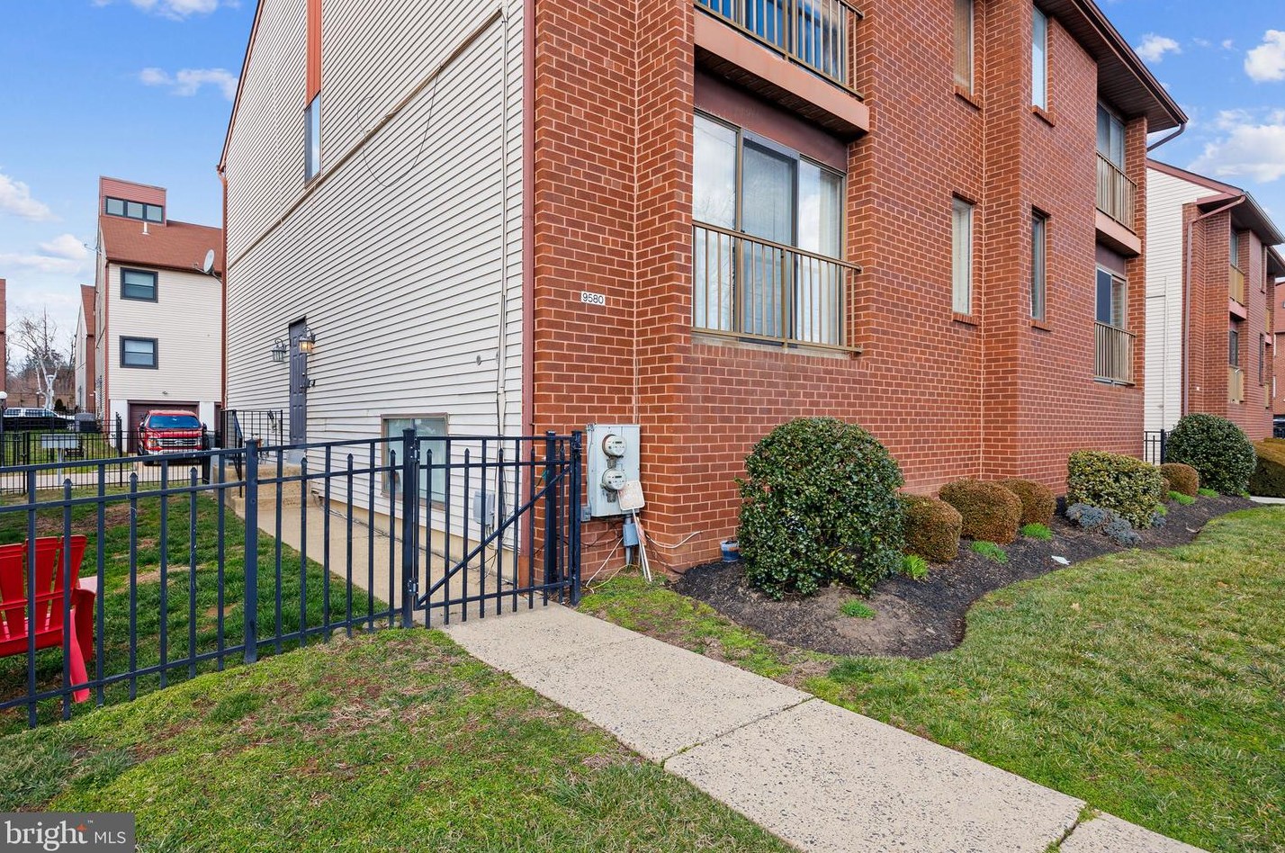 9580 State Rd, Philadelphia, PA 19114-3041