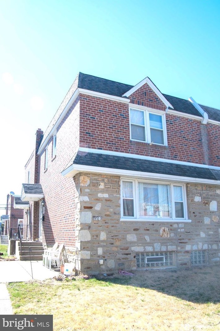 1722 Arnold St, Philadelphia, PA 19152-1810