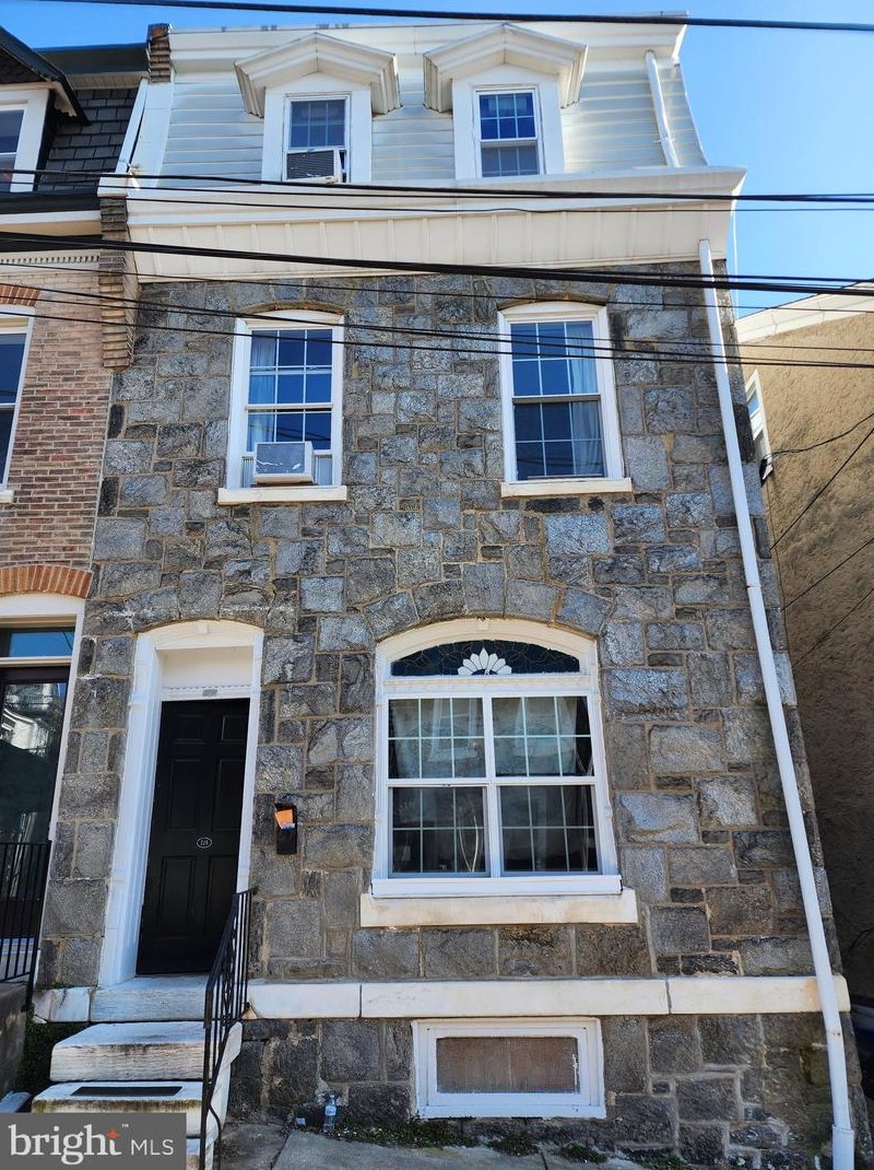 225 Wendover St, Philadelphia, PA 19128-5041