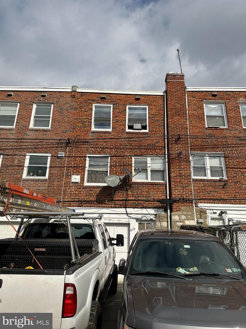 672 Mayfair St, Philadelphia, PA 19120-2646