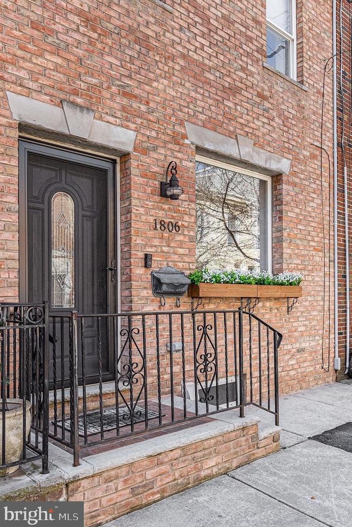 1806 Montrose St, Philadelphia, PA 19146-2627