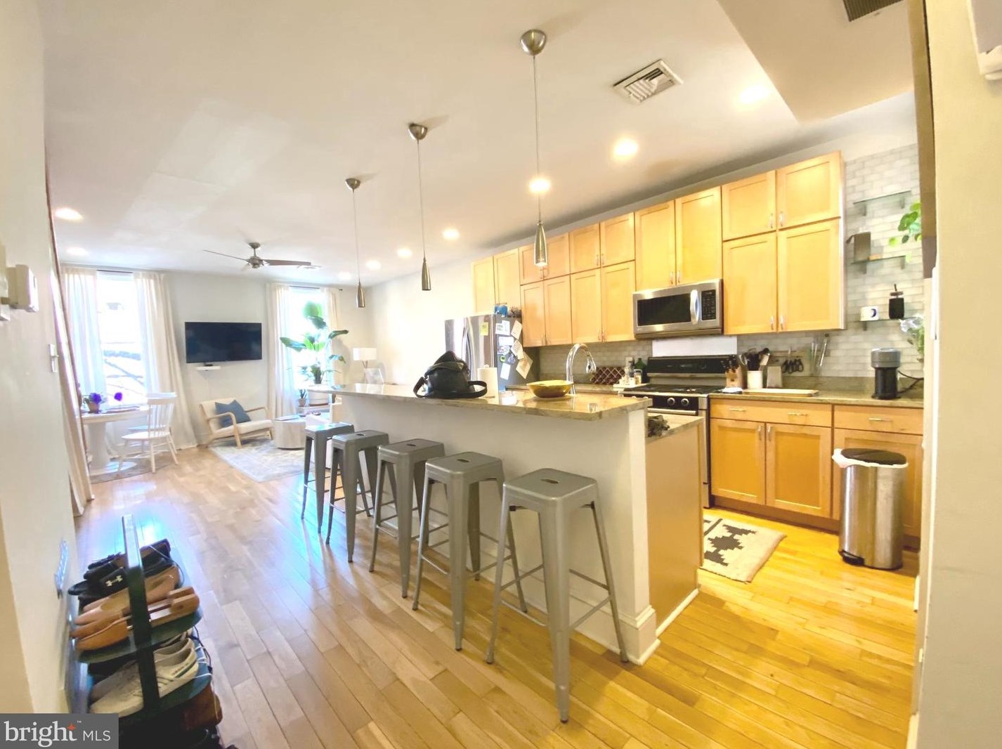 1712 Green St #3, Philadelphia, PA 19130