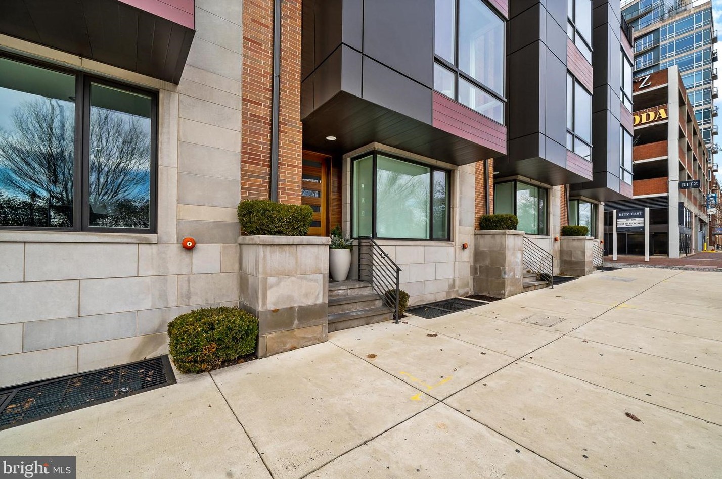 134 S Front St, Philadelphia, PA 19106