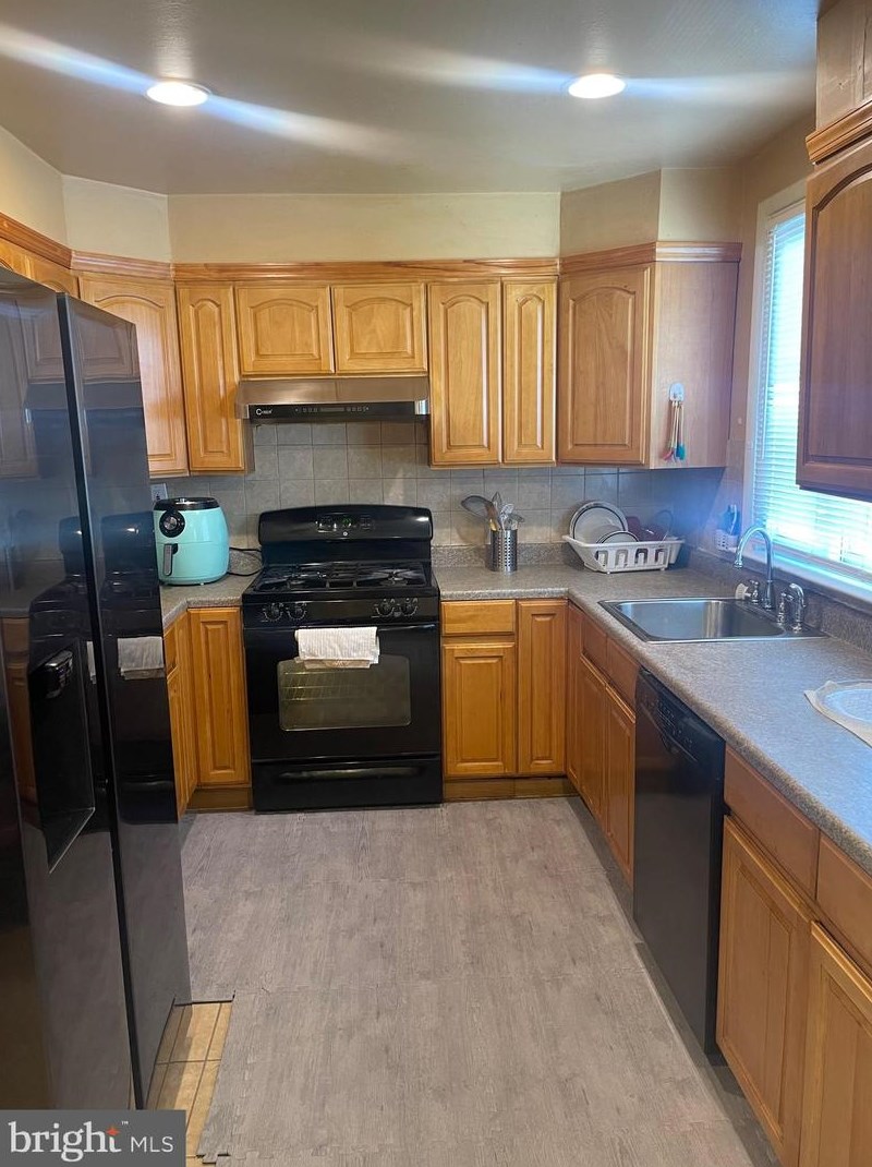 10127 Jeanes St, Philadelphia, PA 19116-3658
