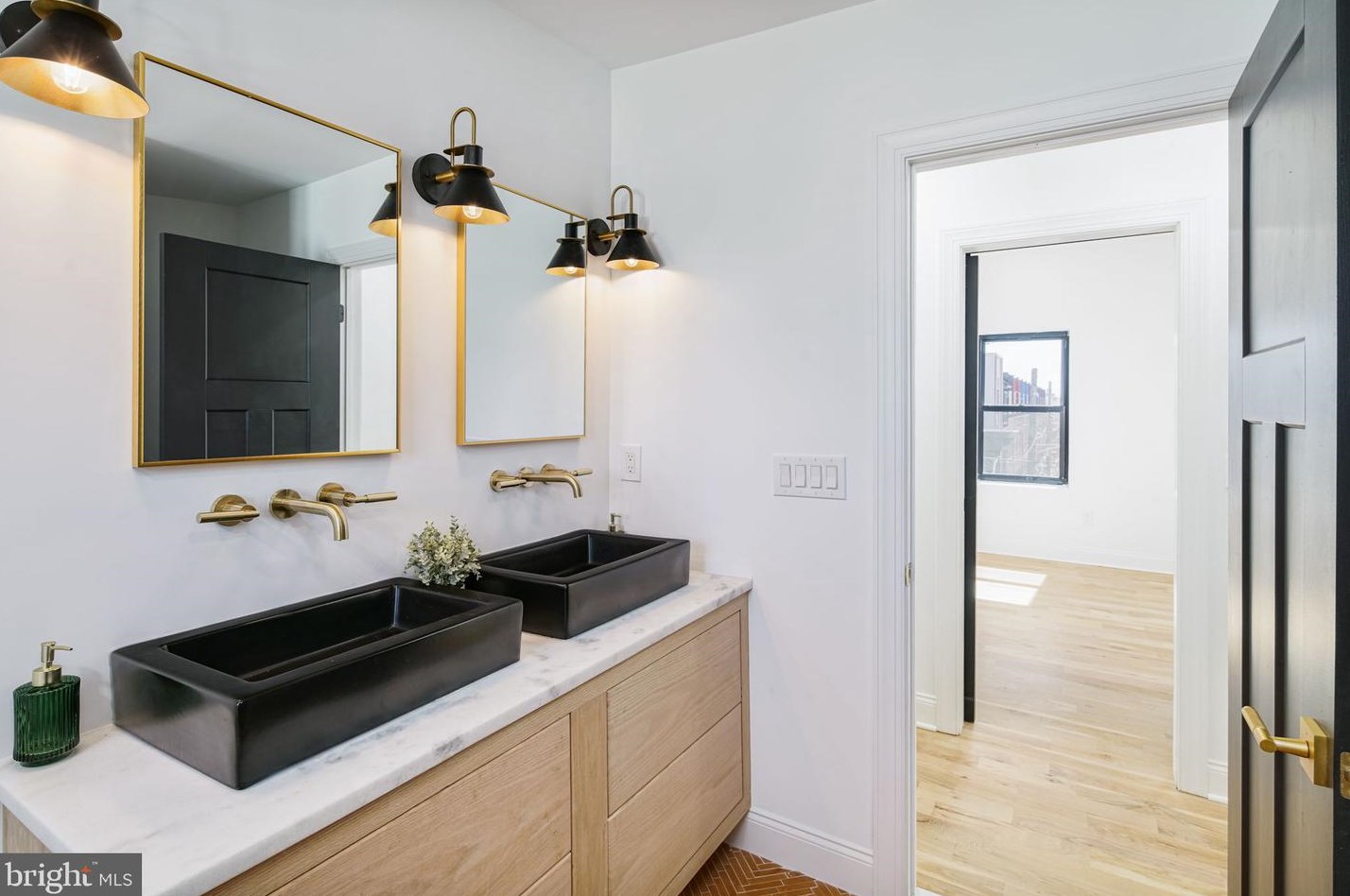 1633 Wharton St, Philadelphia PA  19146-3036 exterior