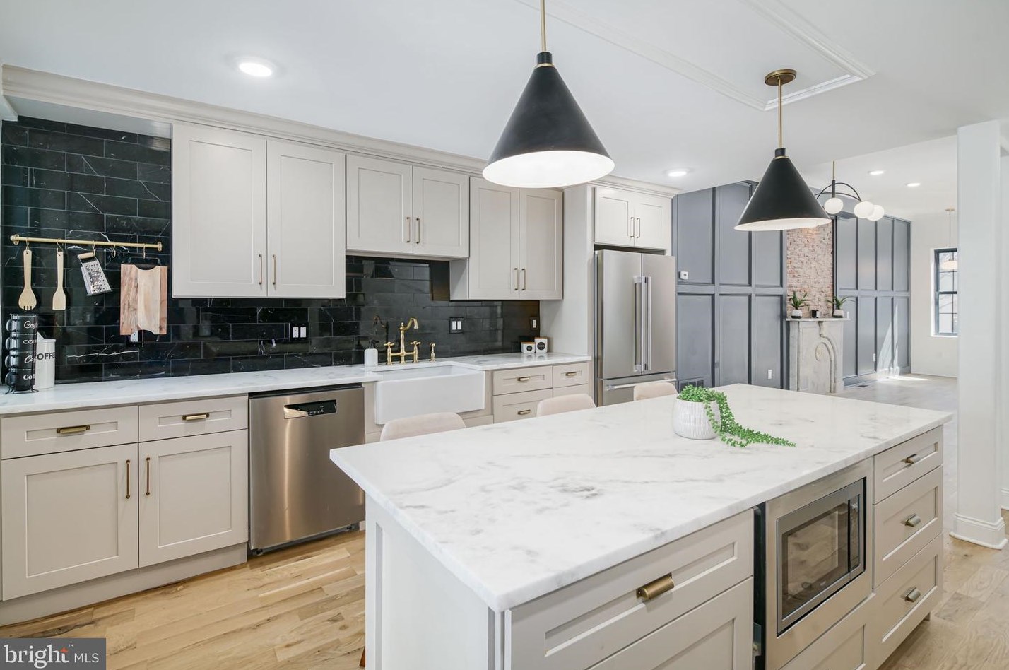 1633 Wharton St, Philadelphia PA  19146-3036 exterior