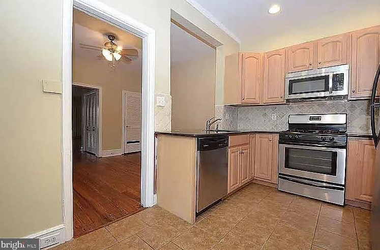 221 Rochelle Ave, Philadelphia PA  19128-3813 exterior