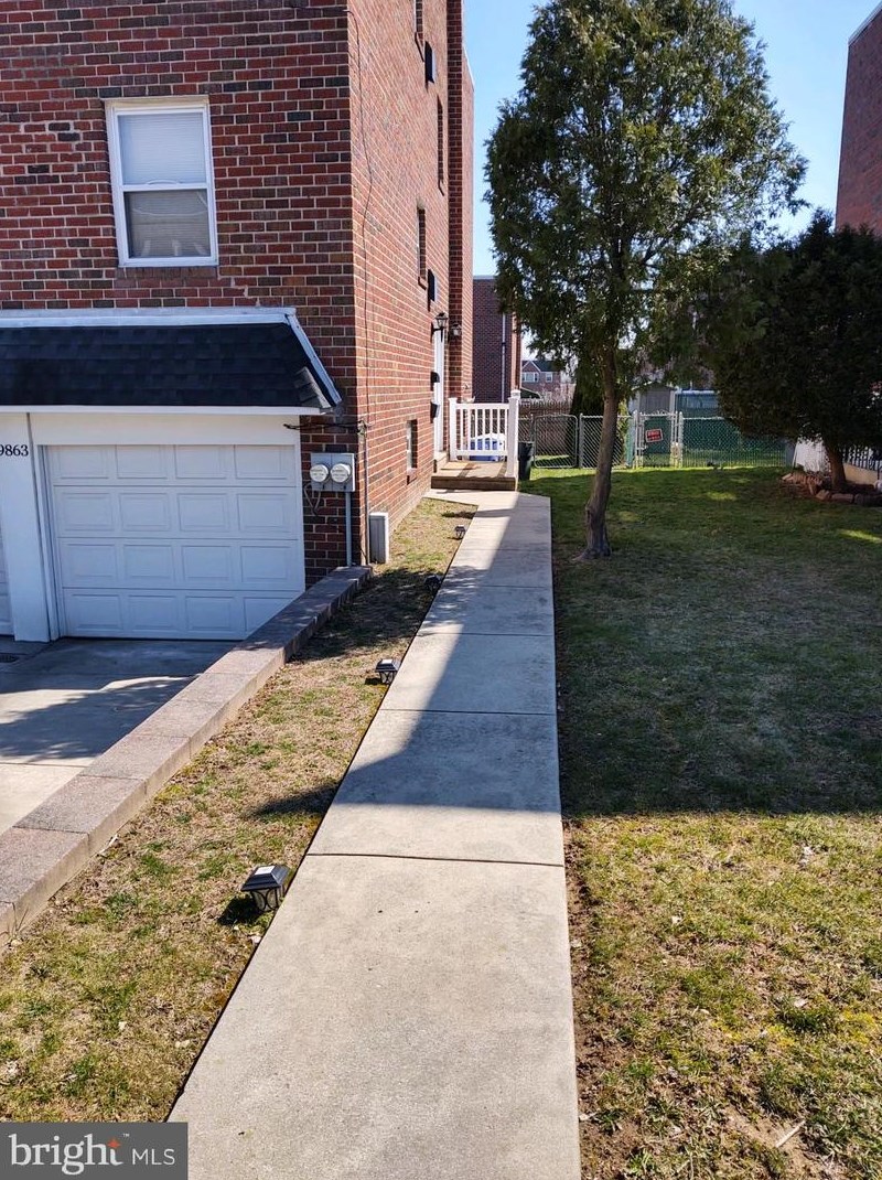 9863 Garvey Dr, Philadelphia, PA 19114