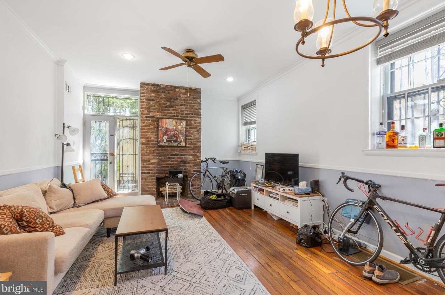 2053 Waverly St, Philadelphia, PA 19146