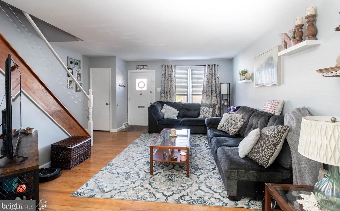 487 Kingsley St, Philadelphia PA  19128-3604 exterior
