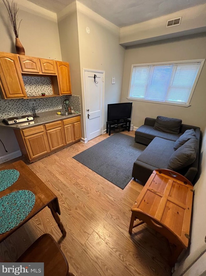 527 S 7th Street S #1, Philadelphia, PA 19147